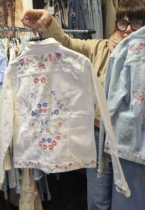 Jeansjacka med brodyr, Vit Boheme - Qnuz   BERÄKNAD LEV: MARS