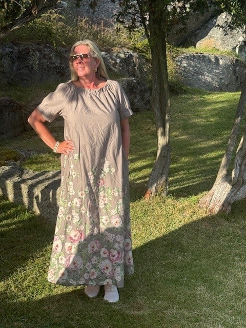 Klänning Blommig Taupe, Gia - Gemini