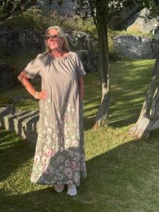 Klänning Blommig Taupe, Gia - Gemini