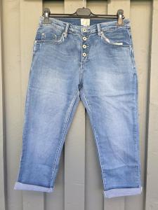 Jeans Capri, Knälånga med knappar, Paula - Caramelle Fashion