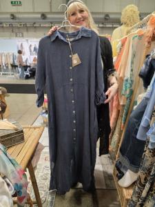 Linneklänning skjortmodell, Mörk jeansblå, Petronella - Soulful Fashion    BERÄKNAD LEV: MARS