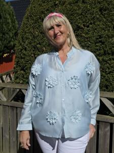 Blus med 3D blommor, Ljusblå Malin - Caramelle Fashion