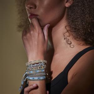 Armband, Små glaspärlor i blå och beige toner (textilband) - the moshi