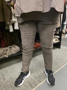 Magiskt stretchig byxa, Sand Plussize, Karin - Soulful Fashion