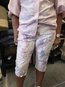 Magiskt stretchig capribyxa, Blommig Rosa, Titti - Caramelle Fashion