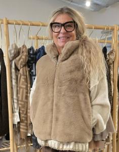 Väst i fejkpäls, Taupe, Tanja - Soulful Fashion