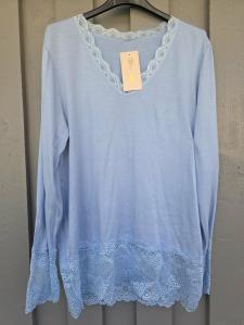 Långärmad topp med spets, Ljusblå Tina - Caramelle Fashion