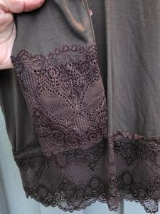 Långärmad topp med spets, Mörkbrun Tina - Caramelle Fashion