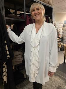 Klänning / Långskjorta med volang, Vit Louise - Caramelle Fashion