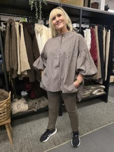 Magiskt stretchig byxa, Sand Plussize, Karin - Soulful Fashion