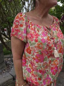 Blus / Topp med tofsar, Blommig Lani - Coconut Milk