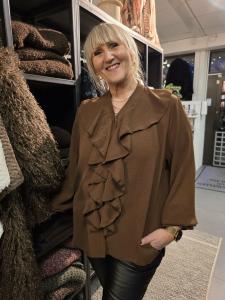 Blus med volang, Chokladbrun Carina - Caramelle Fashion