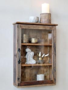 Rustikt väggskåp i trä med vitrin - Chic Antique
