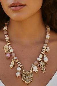 Halsband med berlocker i beige och guld, Mimiko - Reunion