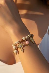 Armband med berlocker i beige och guld, Mimiko - Reunion     BERÄKNAD LEV: MARS