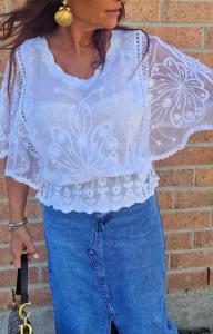 Topp med spets och brodyr, Fjärilsärm Vit, Grace - Love Forever