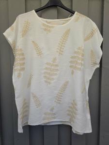 Topp, Offwhite med beige broderade blad, Melinda - Caramelle Fashion