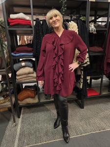 Klänning / Långskjorta med volang, Vinröd Louise - Caramelle Fashion