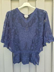 Topp i spets, Marinblå Fjäril Nala - Caramelle Fashion