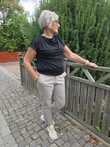 Byxa med volang på fickan, Taupe Erika - Caramelle Fashion