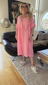 Linneklänning med träknappar, Rosa Malou - Soulful Fashion