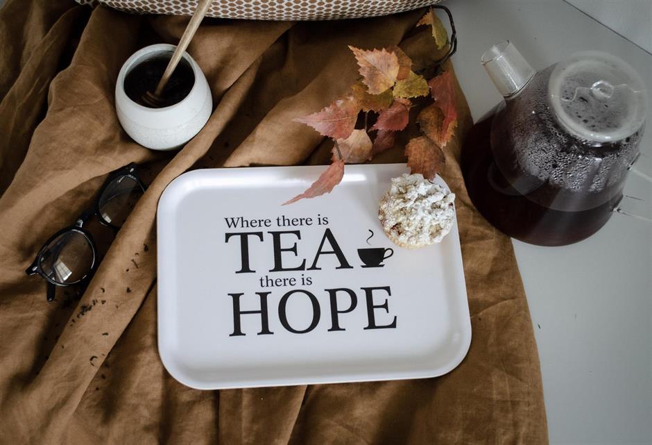 Bricka: Where there is tea... - Mellow Design (rektangulär, vit med svart text)