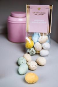 Spräckliga nougatägg i presentpåse - Konfektyrfabriken