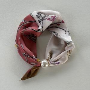Scarves med magnetknäppe (vit pärla), Vinröd / Rosa mönstrad (70x70 cm) - Three M