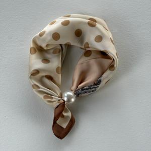 Scarves med magnetknäppe (vit pärla), Vinröd / Rosa mönstrad (70x70 cm) - Three M