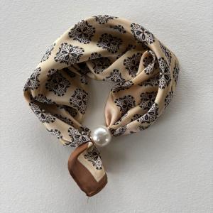 Scarves med magnetknäppe (vit pärla), Kamel / Sand mönstrad (70x70 cm) - Three M