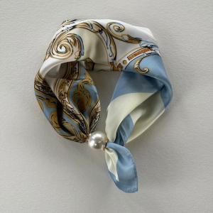 Scarves med magnetknäppe (vit pärla), Ljusblå mönstrad (70x70 cm) - Three M