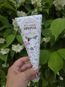 Strut FOR SOMEONE SPECIAL, Vit blommig  - Finsmakeriet
