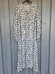 Klänning med lång ärm, Leo Tika - Coconut Milk