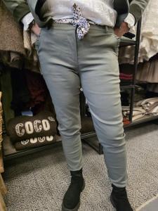 Byxa med volang på fickan, Army Erika - Caramelle Fashion