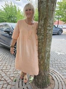 Linneklänning med träknappar, Aprikos Malou - Soulful Fashion