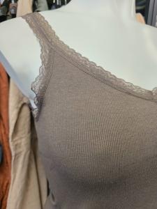 Linne, Ribbat med spets, Brun Lotten - Caramelle Fashion