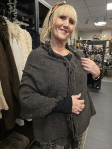 Stickad Poncho, Brun Stina - Caramelle Fashion