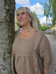 Linneklänning med träknappar, Brun Malou - Soulful Fashion