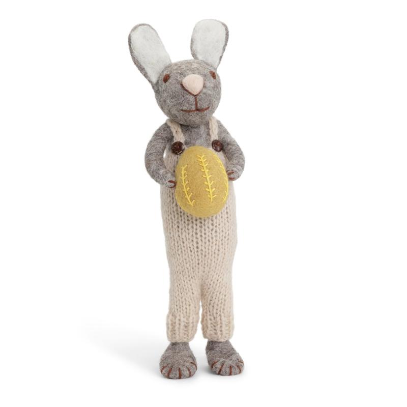 Grå hare med beige hängslebyxor och gult ägg, 27 cm (81113) - Én Gry & Sif