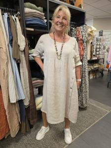 Linneklänning med träknappar, Sand Malou - Soulful Fashion