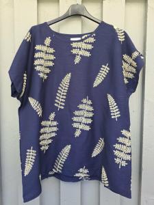 Topp, Blå med beige broderade löv, Melinda - Caramelle Fashion