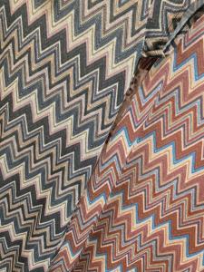 Klänning Zig Zag, Grå Misan - Soulful Fashion    BERÄKNAD LEV: FEB