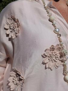 Blus med 3D blommor, Aprikos Malin - Caramelle Fashion