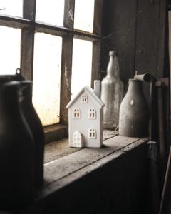 Byn nr 10 Vitt keramikhus, 16 cm - Storefactory