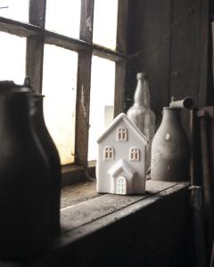 Byn nr 12 Vitt keramikhus, 16 cm - Storefactory