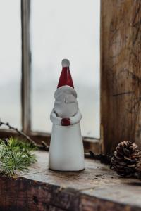 Tomte, Vit med röd luva, Loke Mellan - Storefactory