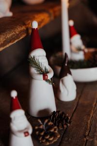 Tomte, Vit med röd luva, Loke Mellan - Storefactory