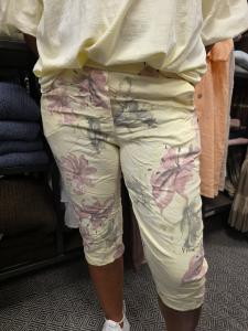 Magiskt stretchig capribyxa, Blommig Gul, Titti - Caramelle Fashion