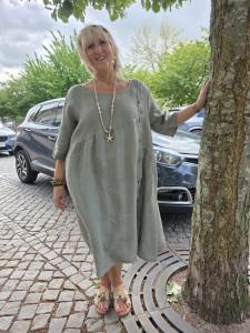 Linneklänning med träknappar, Army Malou - Soulful Fashion
