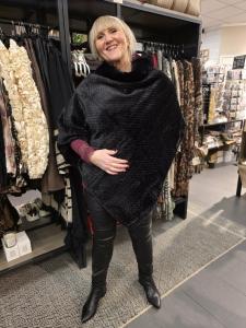 Poncho med pälsklädd insida, Svart - Caramelle Fashion
